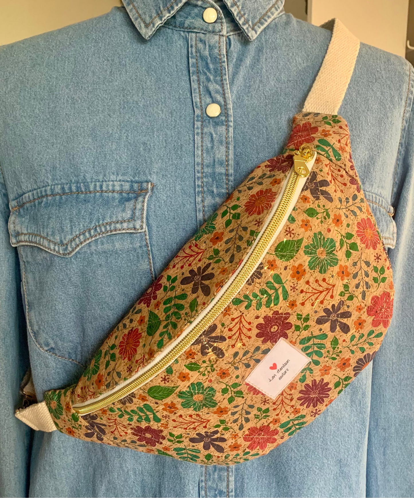 Customizable cork fanny pack