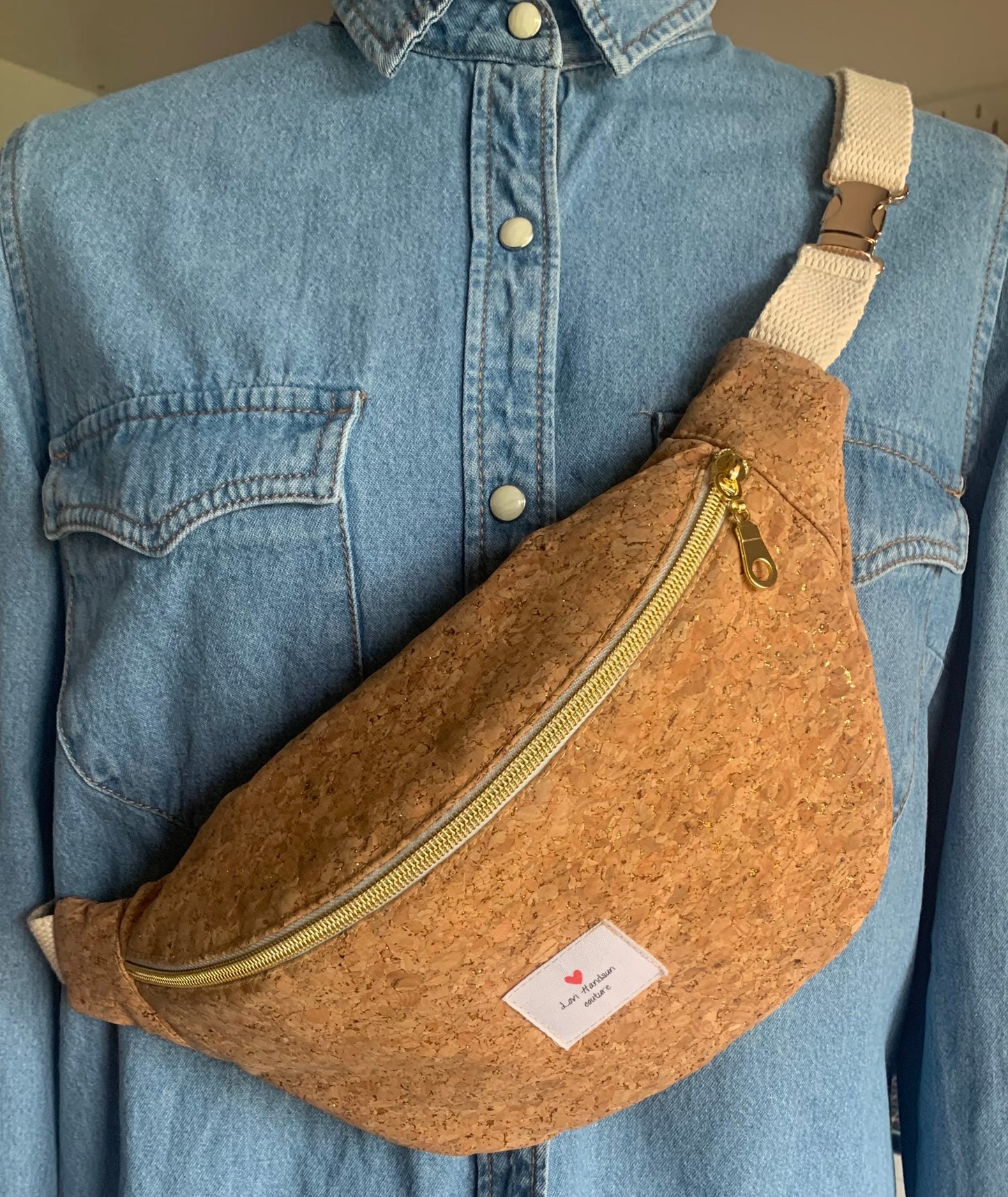 Customizable cork fanny pack